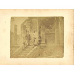 Fotografia d`epoca, fine `800 - Posa di quattro persone tra le rovine del Tempio di Iside in Pompei